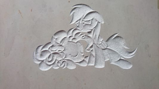 Fein gearbeitetes Ornament im Stein