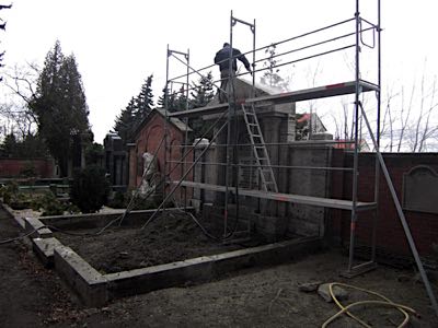 Reinigung und Restauration am Grabmal