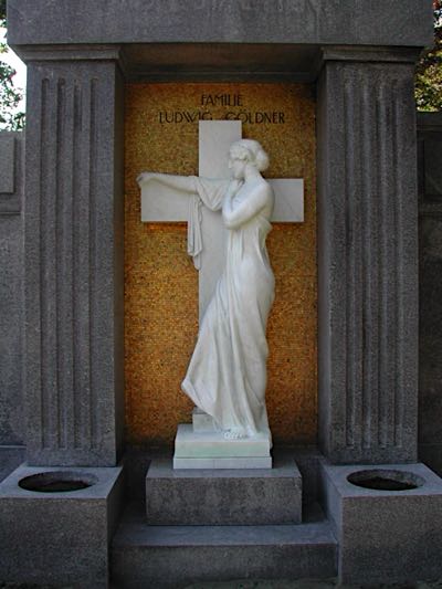 Reparatur und Restauration am Grabstein