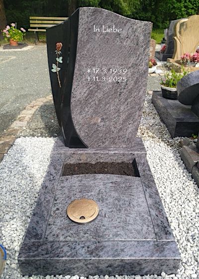 Urnengrabmal in zeitloser Formgebung