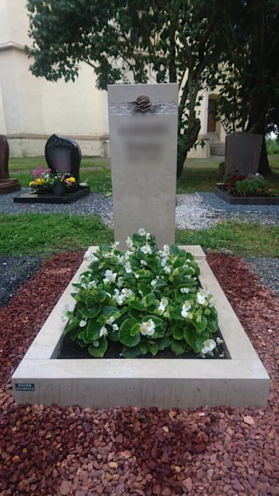 Gestaltetes Urnengrabmal aus Naturstein