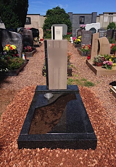 Individuelles Urnengrabmal aus Stein