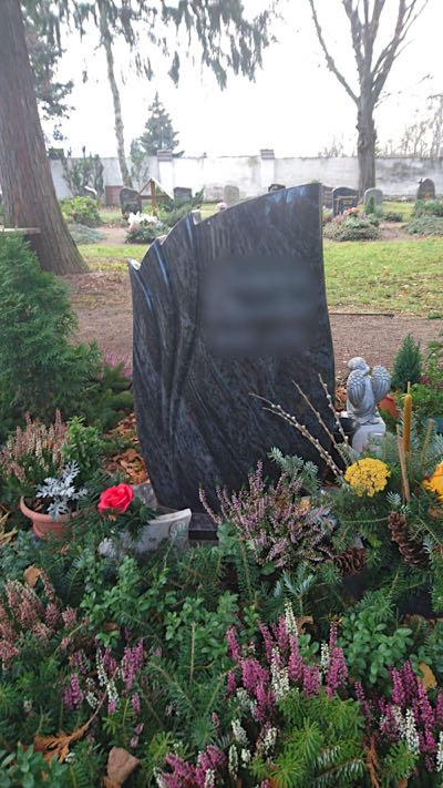 Urnengrabmal aus hochwertigem Naturstein