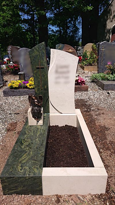 Urnengrabmal aus massivem Naturstein