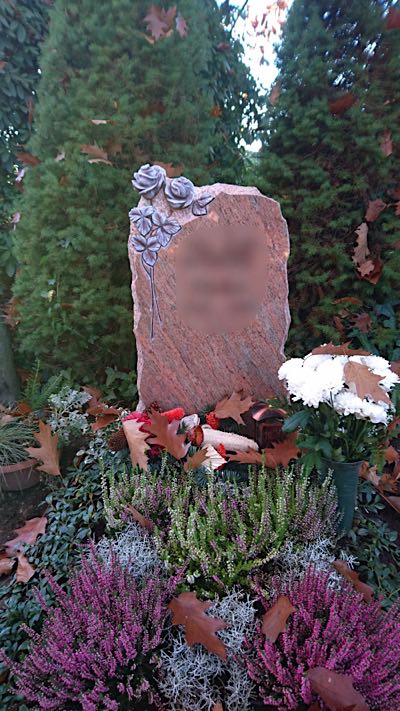 Urnengrabmal mit klarer Gestaltung