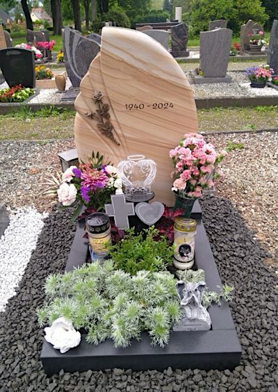 Urnengrabmal aus Naturstein gefertigt