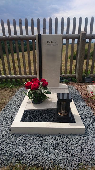 Urnengrabmal in zeitloser Formgebung