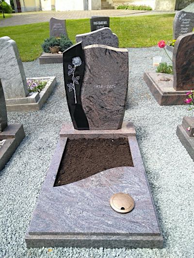 Hochwertiges Urnengrabmal aus Stein