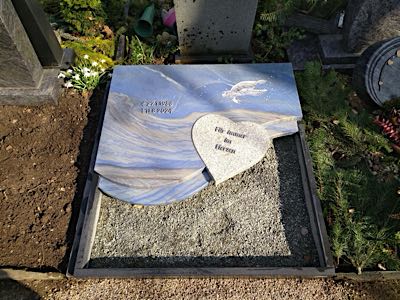 Gestaltetes Urnengrabmal aus Naturstein