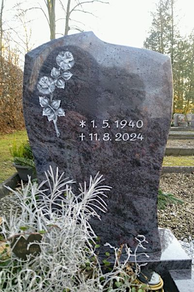 Urnengrabmal aus Naturstein