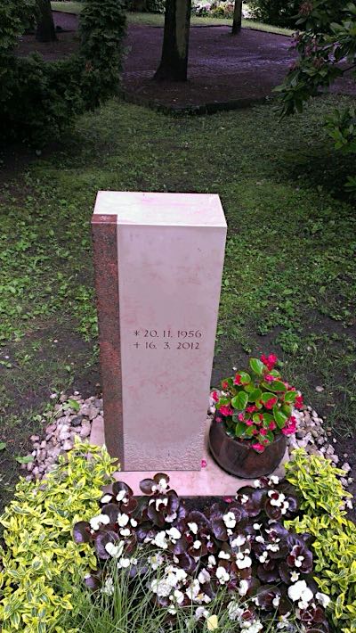 Individuelles Urnengrabmal aus Stein