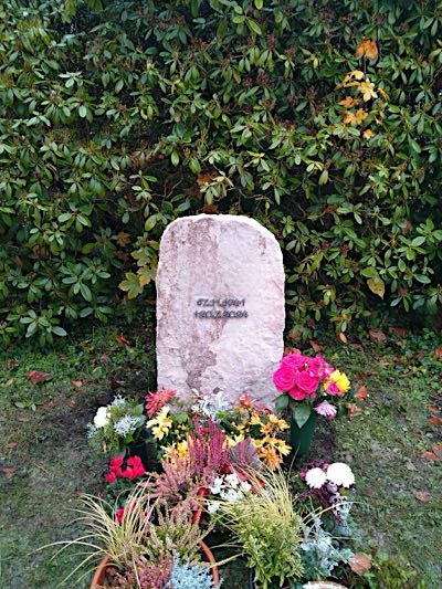 Urnengrabmal aus Naturstein gefertigt