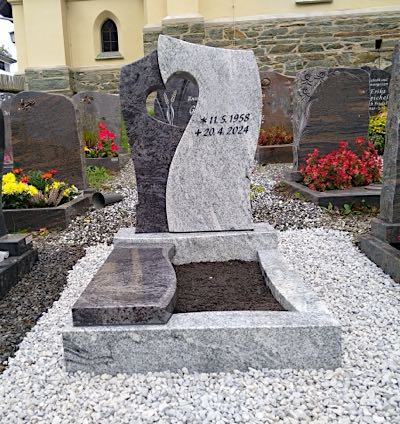 Urnengrabmal in schlichter Gestaltung