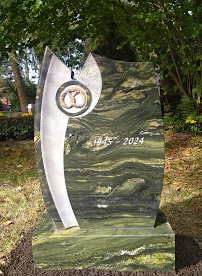 Hochwertiges Urnengrabmal aus Stein