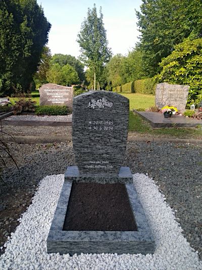 Urnengrabmal aus natürlichem Steinmaterial