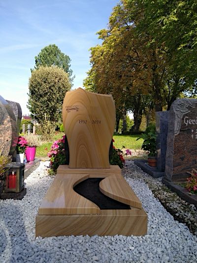 Urnengrabmal in klassischer Gestaltung