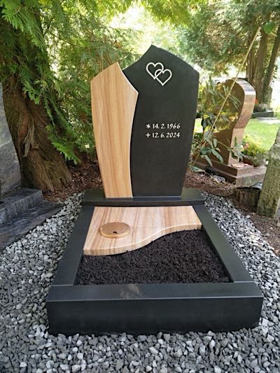 Urnengrabmal aus Naturstein