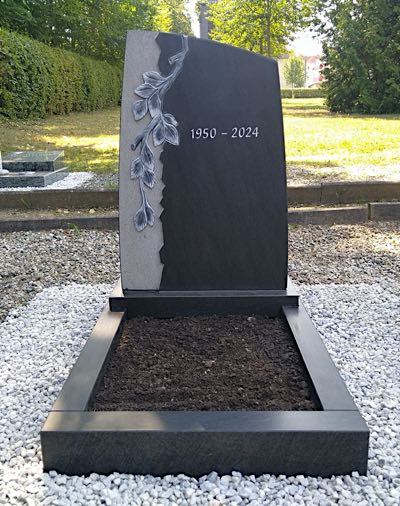 Individuelles Urnengrabmal aus Stein