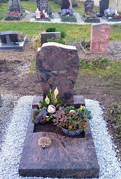 Urnengrabmal mit individueller Gestaltung