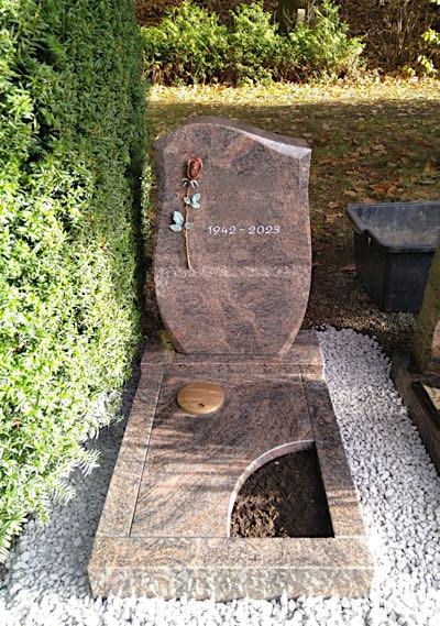 Urnengrabmal aus massivem Naturstein