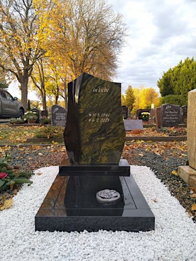 Urnengrabmal in handwerklicher Ausführung