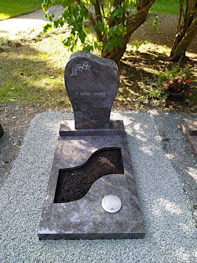 Urnengrabmal in zeitloser Formgebung