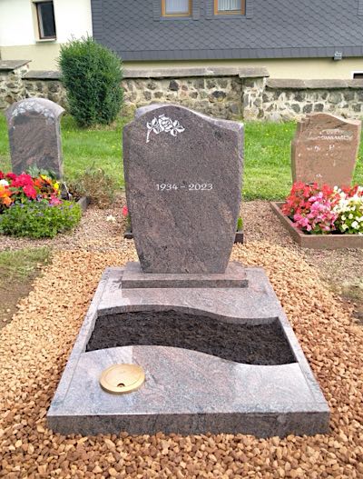 Urnengrabmal aus Naturstein gefertigt