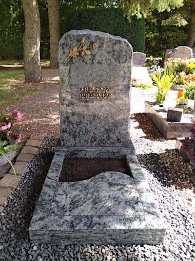 Urnengrabmal in schlichter Gestaltung