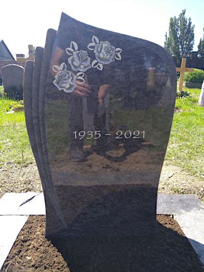 Hochwertiges Urnengrabmal aus Stein