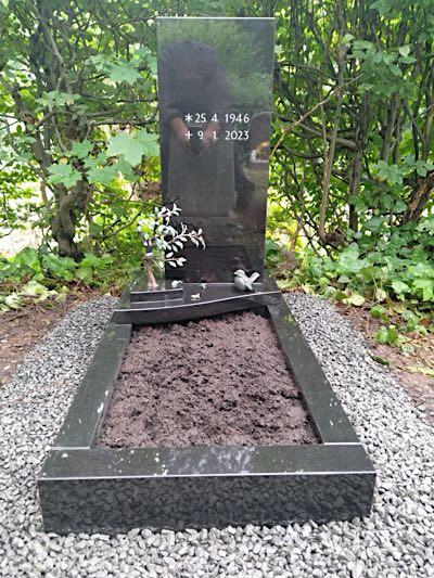 Urnengrabmal aus natürlichem Steinmaterial