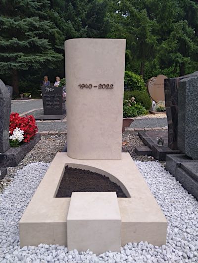 Urnengrabmal in klassischer Gestaltung