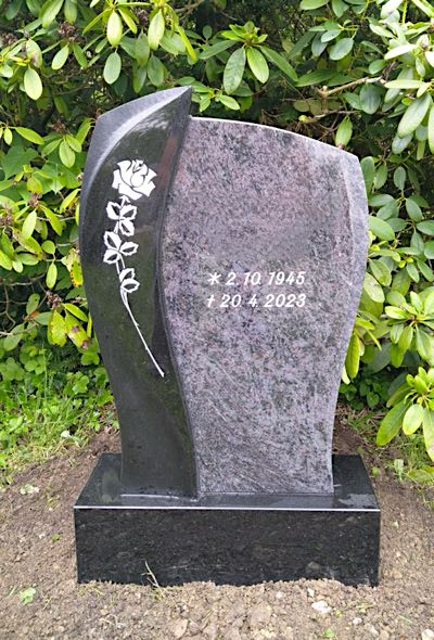 Gestaltetes Urnengrabmal aus Naturstein