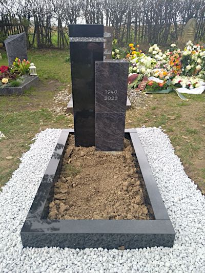 Urnengrabmal aus Naturstein