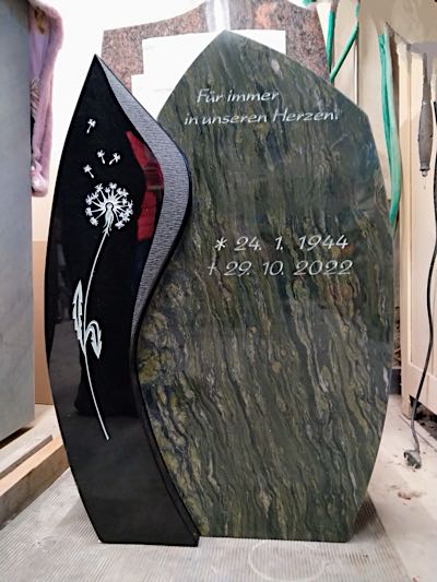 Individuelles Urnengrabmal aus Stein