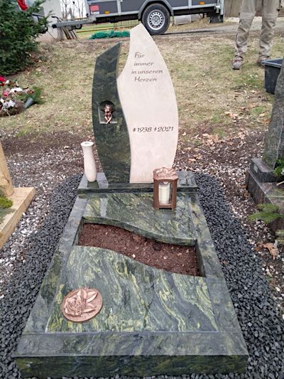 Urnengrabmal aus hochwertigem Naturstein