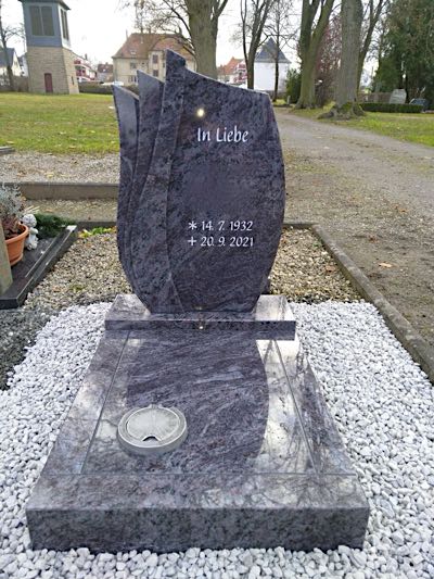 Urnengrabmal in schlichter Form