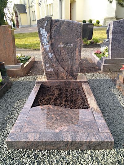 Urnengrabmal mit individueller Gestaltung