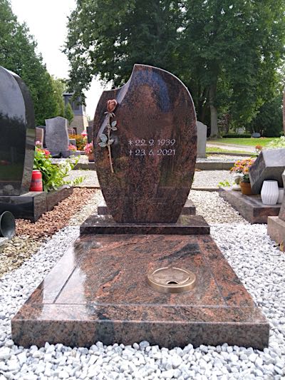 Urnengrabmal aus massivem Naturstein