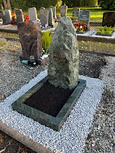 Urnengrabmal in zeitloser Formgebung