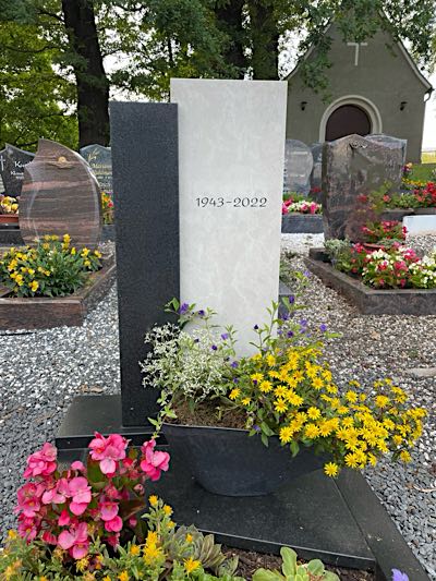 Urnengrabmal aus Naturstein gefertigt