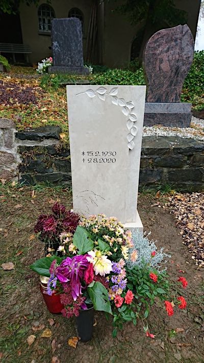 Urnengrabmal in schlichter Gestaltung