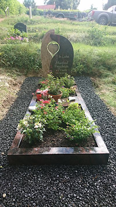 Hochwertiges Urnengrabmal aus Stein