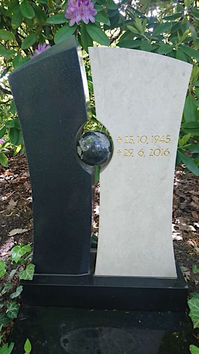 Urnengrabmal aus natürlichem Steinmaterial