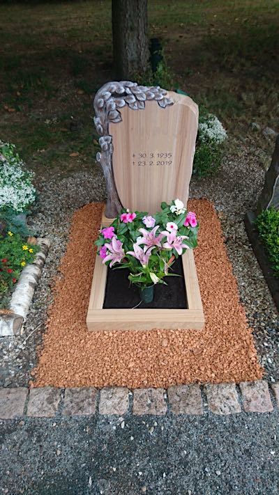 Urnengrabmal aus Naturstein