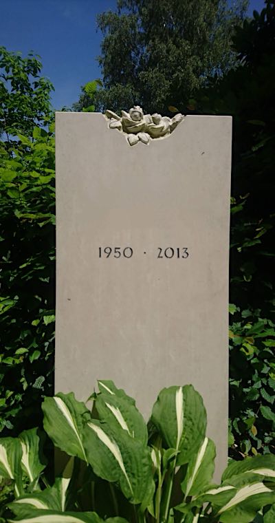 Individuelles Urnengrabmal aus Stein