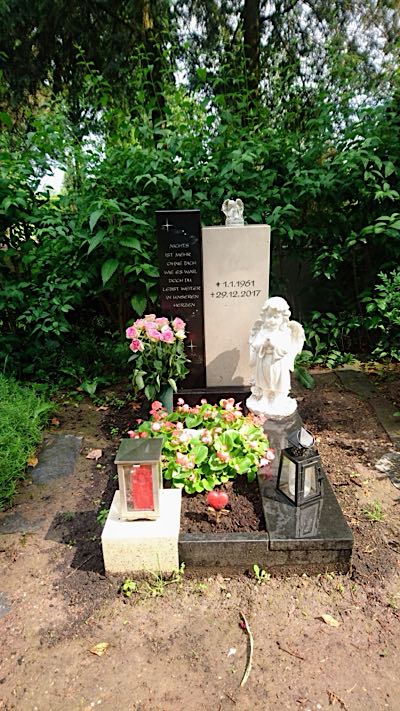 Urnengrabmal aus hochwertigem Naturstein