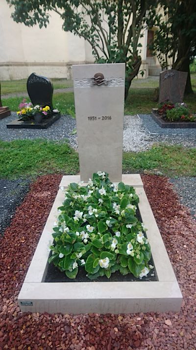 Urnengrabmal in schlichter Form