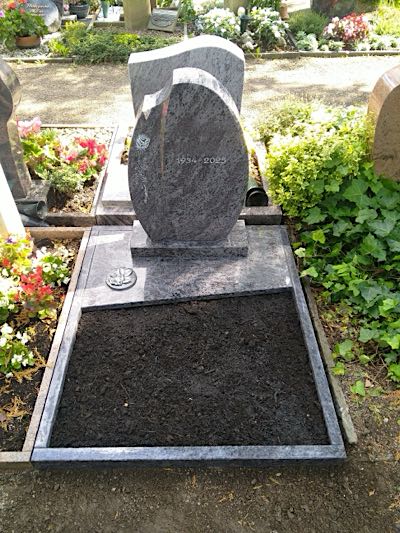 Urnengrabmal aus massivem Naturstein