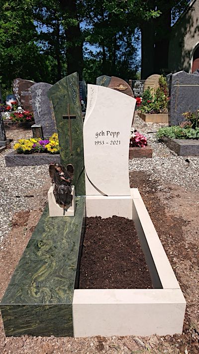 Urnengrabmal mit individueller Gestaltung