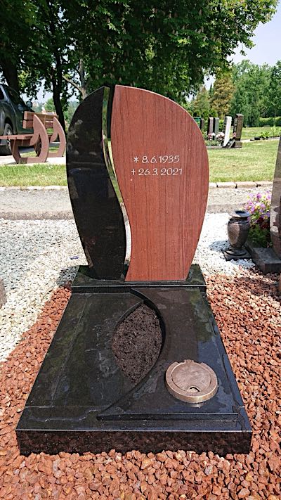 Urnengrabmal aus massivem Naturstein